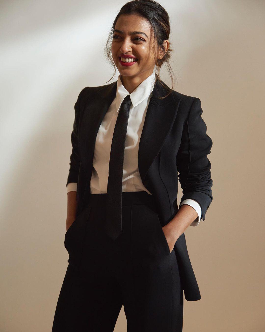 The monochromatic outfit oozes laid-back sophistication.&nbsp;